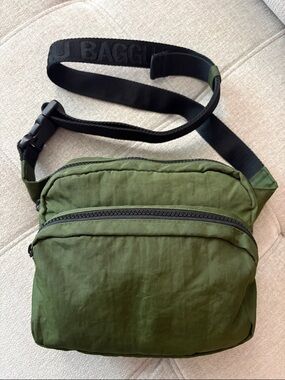 BAGGU Fanny Pack in Laurel Bay Crossbody Bag Green